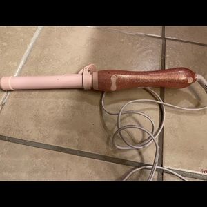 Beachwaver curling iron. Only used once. Works great!